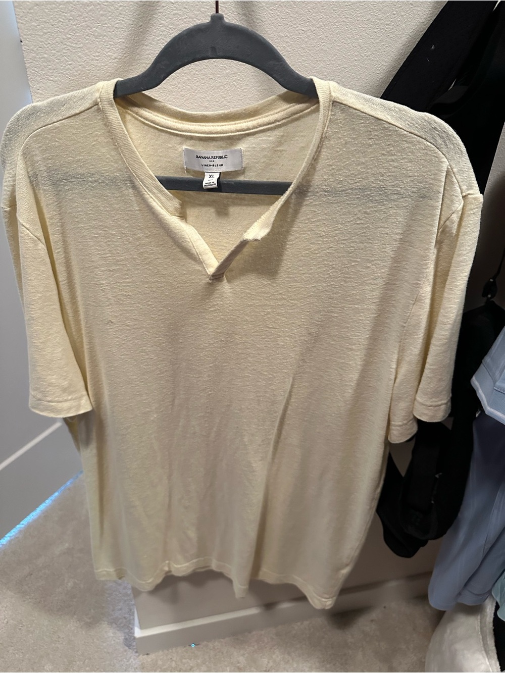 Banana Republic Men's butter yellow Short-Sleeve Notch Neck Shirt. XLT. NWOT